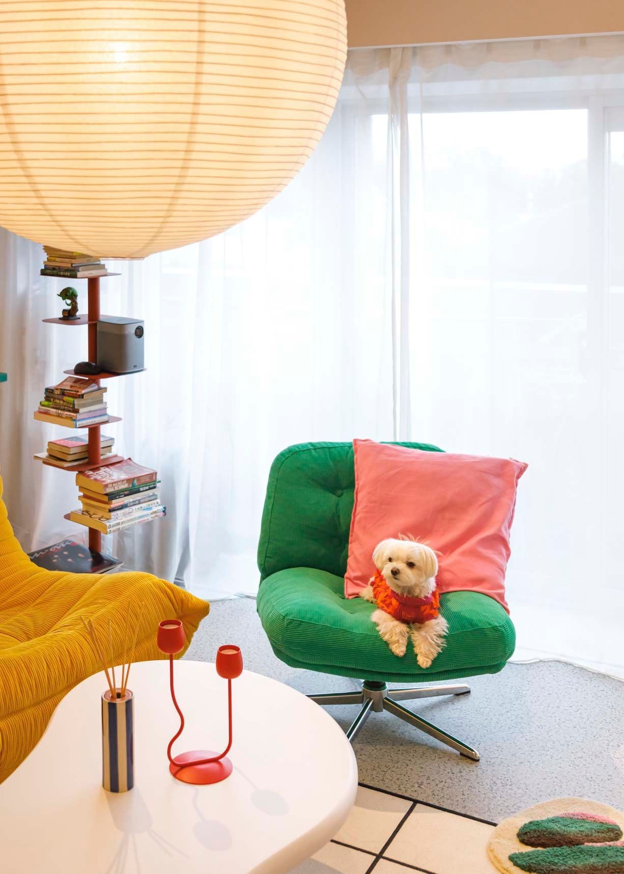 中古マンションのリノベーション後の窓辺の家具