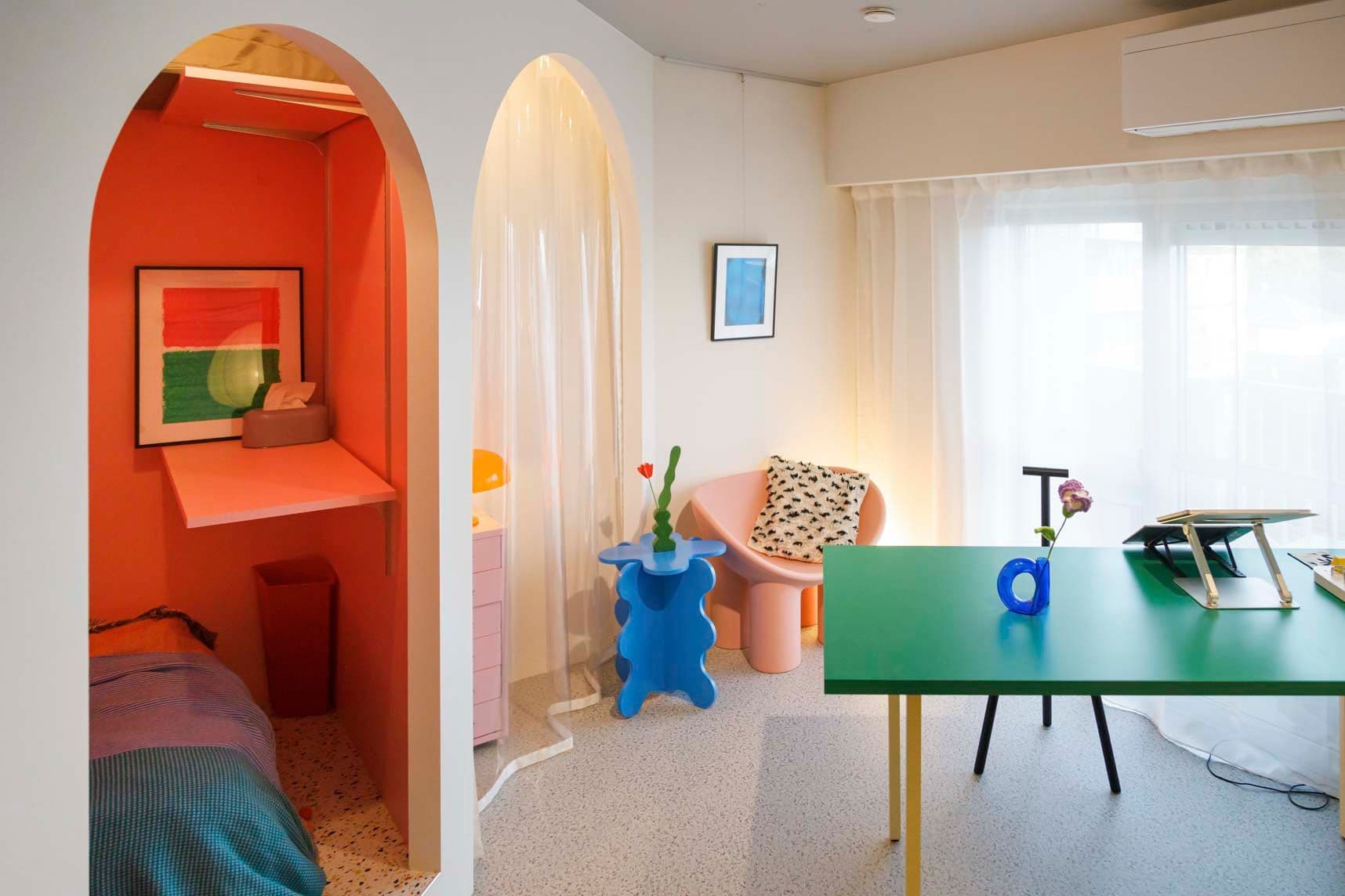 中古マンションのリノベーション後のワークスペースとベッド