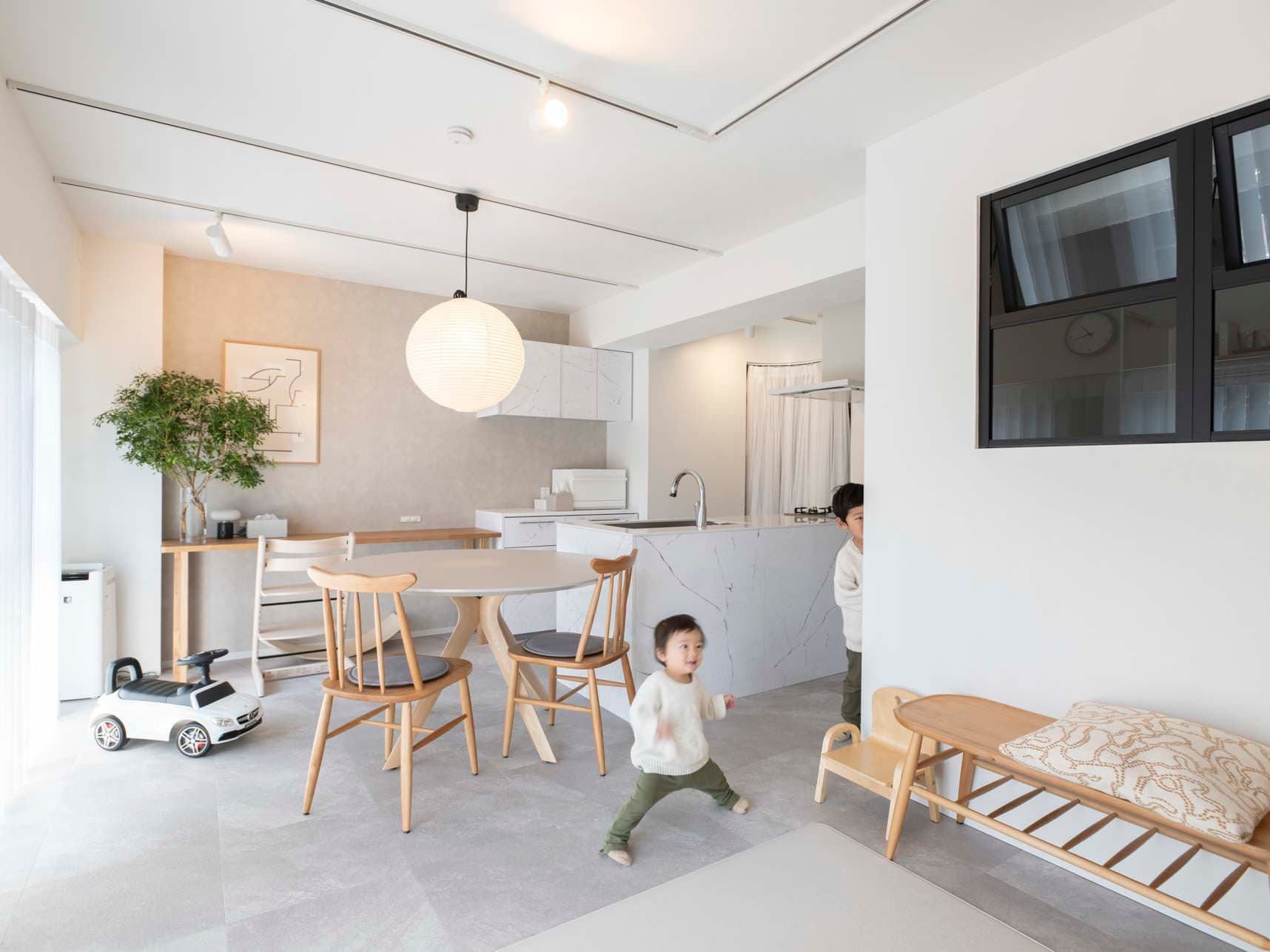 中古マンションのリノベーション後のリビングにいる子ども