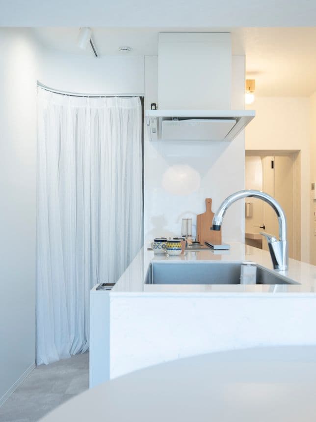 中古マンションのリノベーション後のダイニングから見たキッチン