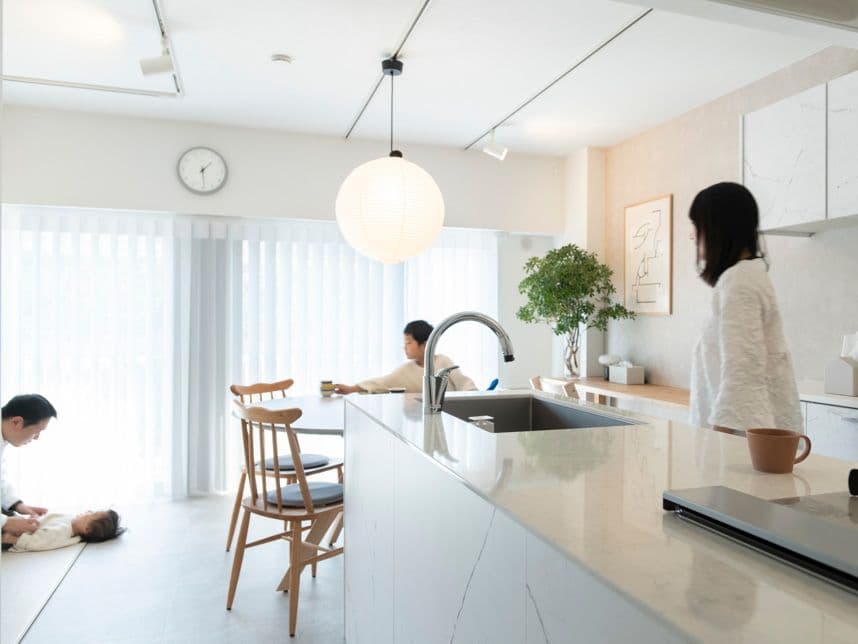 中古マンションのリノベーション後のキッチンとダイニング