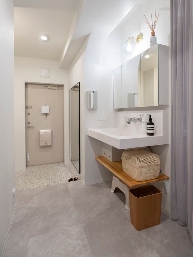 中古マンションのリノベーション後の洗面台と玄関