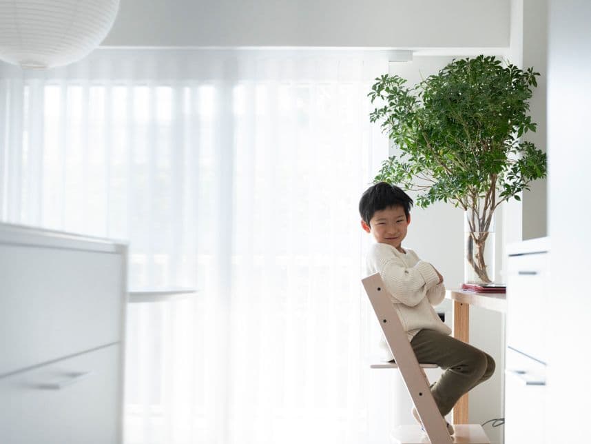 中古マンションのリノベーション後のデスクにいる子ども
