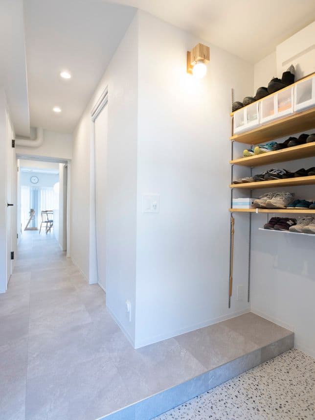 中古マンションのリノベーション後の玄関と廊下