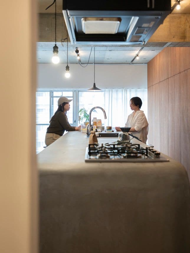 中古マンションのリノベーション後の洗面室から見たキッチン