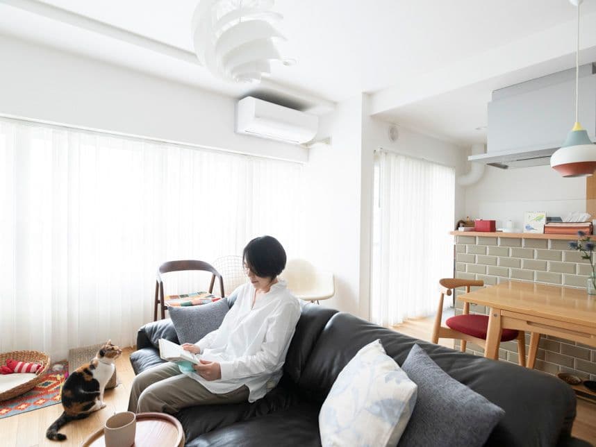 中古マンションのリノベーション後のリビングにいる女性