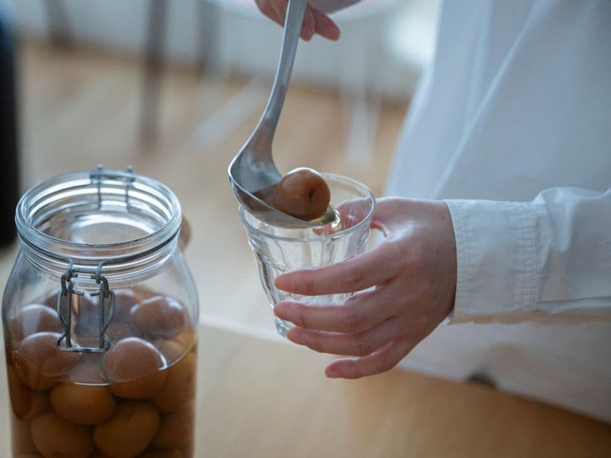 中古マンションのリノベーション後のダイニングで入れている梅酒