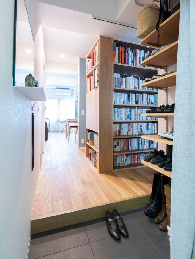 中古マンションのリノベーション後の玄関から見た室内