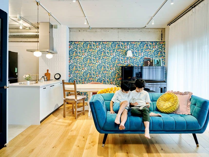 中古マンションのリノベーション後のリビングにいる子ども