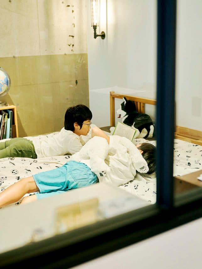 中古マンションのリノベーション後の子ども部屋にいる兄弟