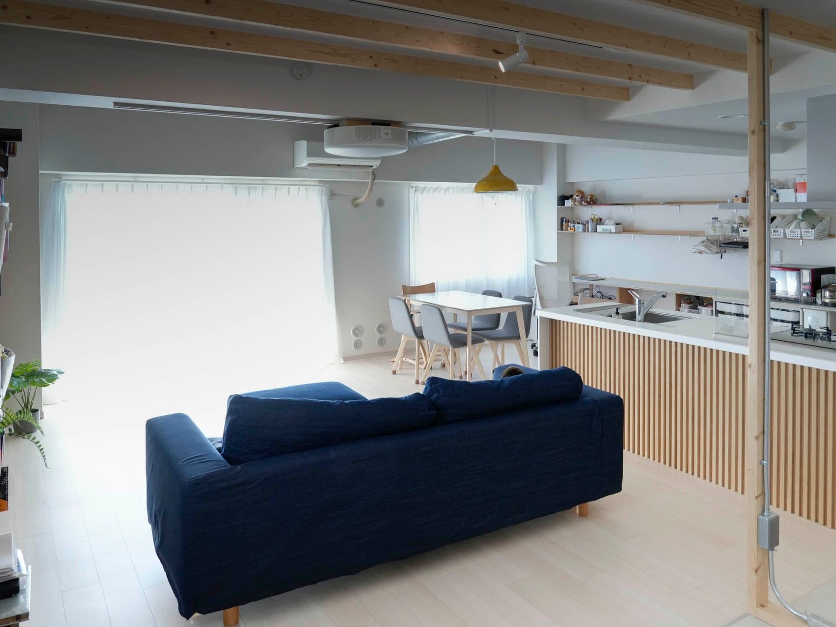 中古マンションのリノベーション後のリビングのソファ