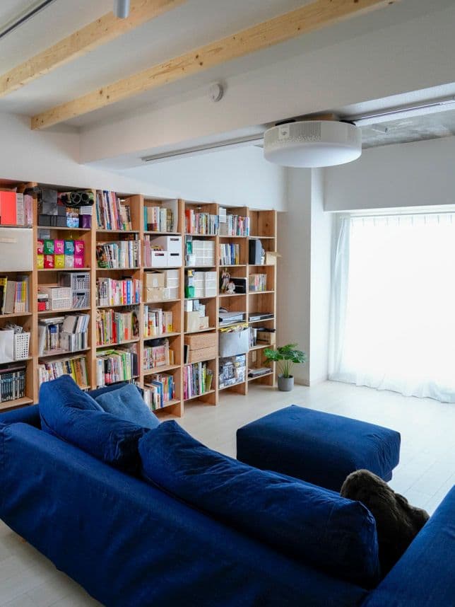 中古マンションのリノベーション後のリビングの本棚