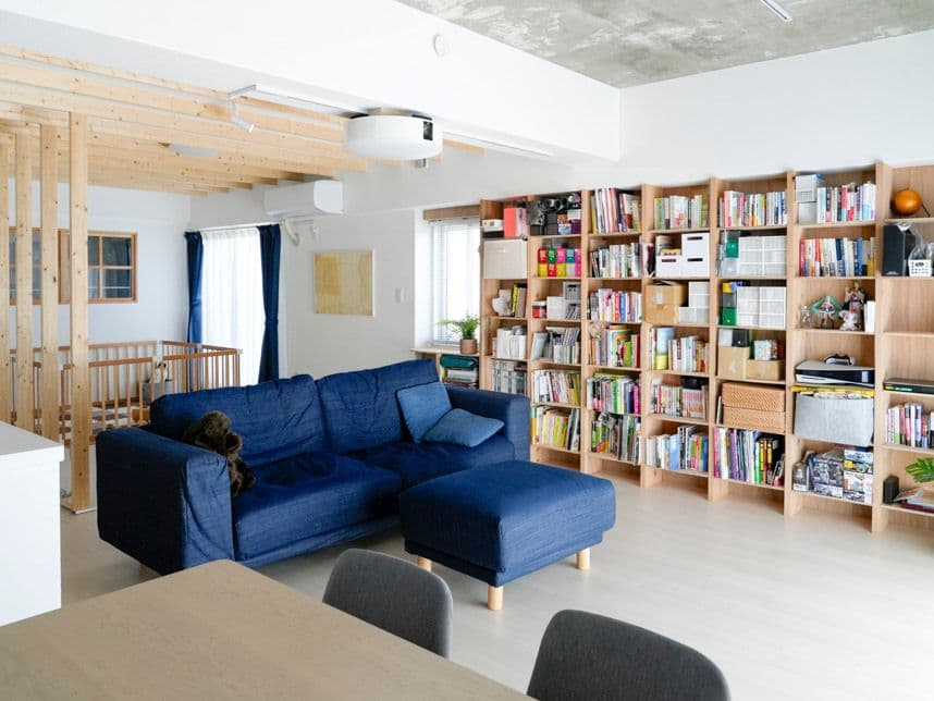 中古マンションのリノベーション後のリビングと本棚