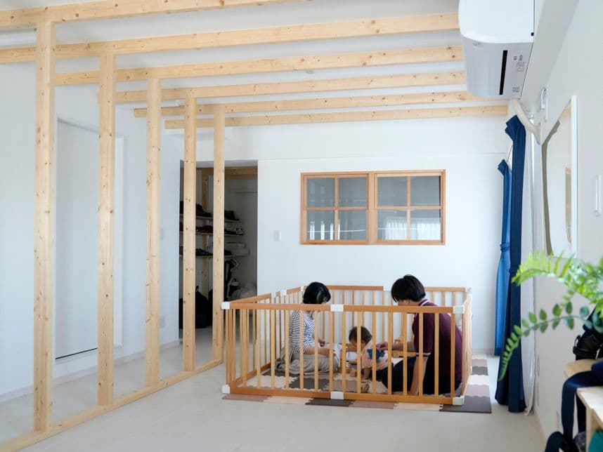 中古マンションのリノベーション後のキッズスペースにいる家族