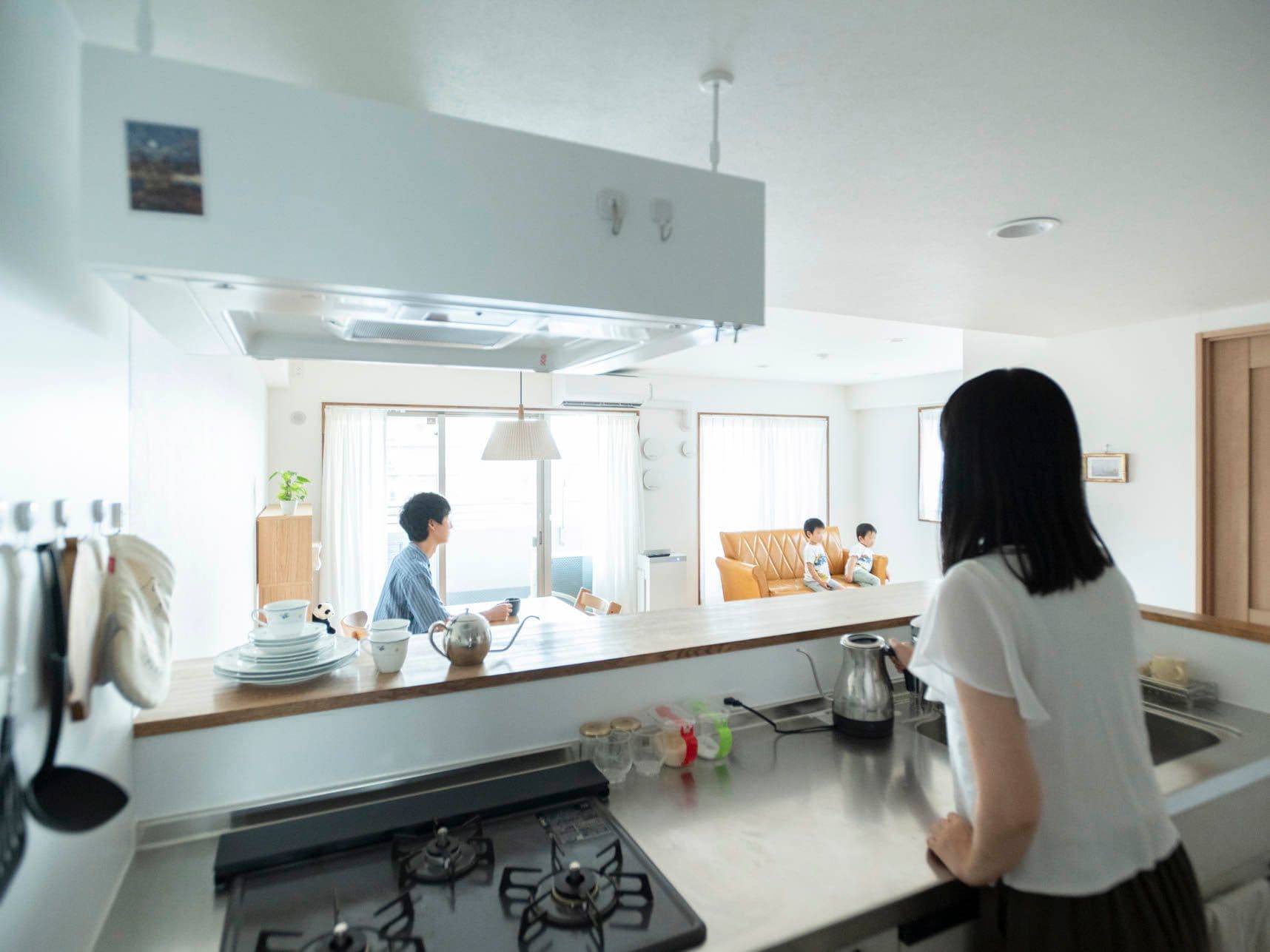 中古マンションのリノベーション後のキッチンから見たリビングダイニング