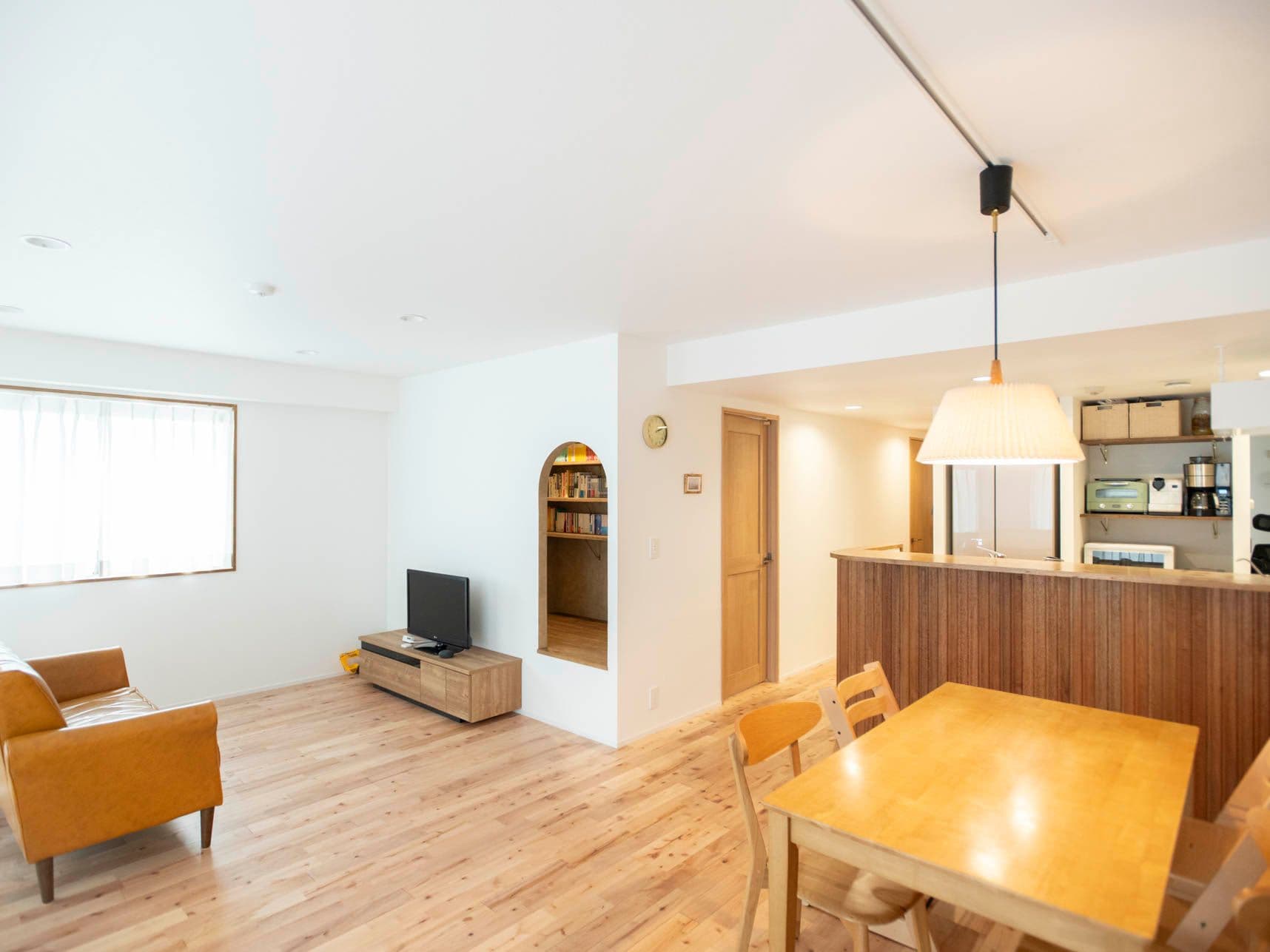 中古マンションのリノベーション後のダイニングから見たリビングとキッチン