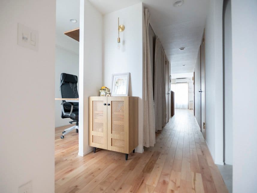 中古マンションのリノベーション後の廊下とワークスペース