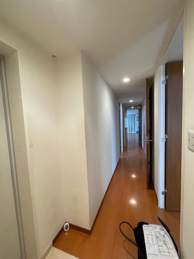 中古マンションのリノベーション前の廊下