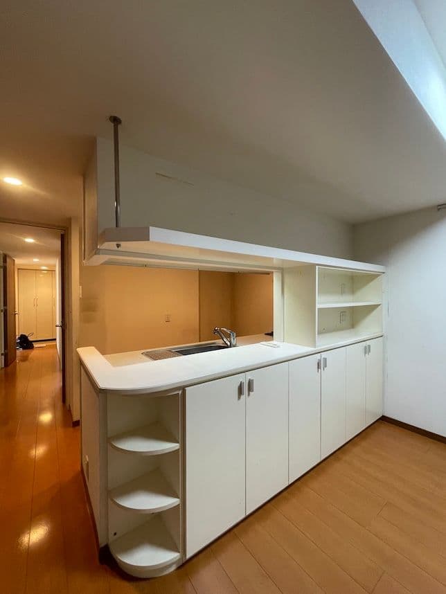 中古マンションのリノベーション前のキッチンカウンター