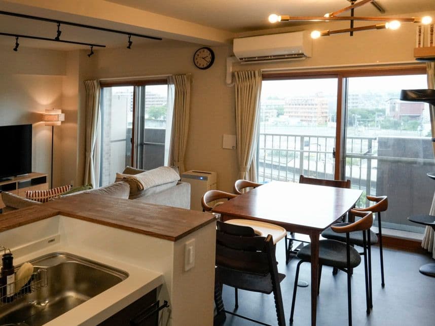 中古マンションのリノベーション前のキッチンから見たダイニング