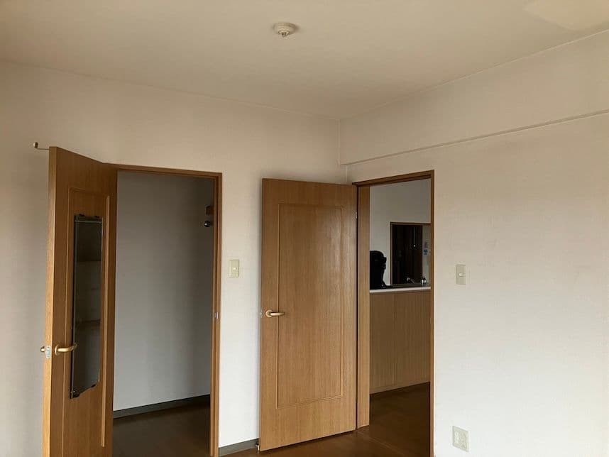 中古マンションのリノベーション前の洋室とリビングダイニングキッチン