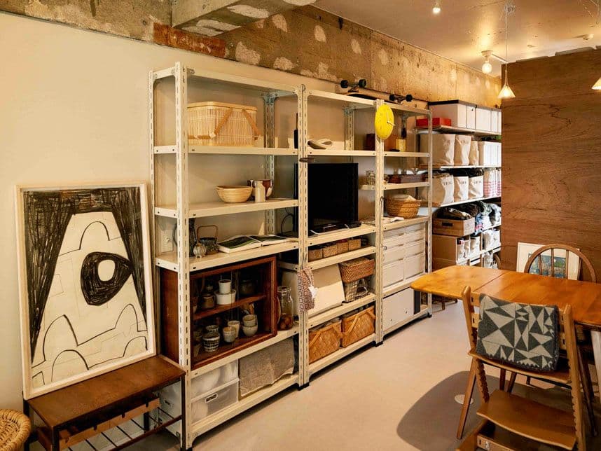 中古マンションのリノベーション後の壁に面した収納棚