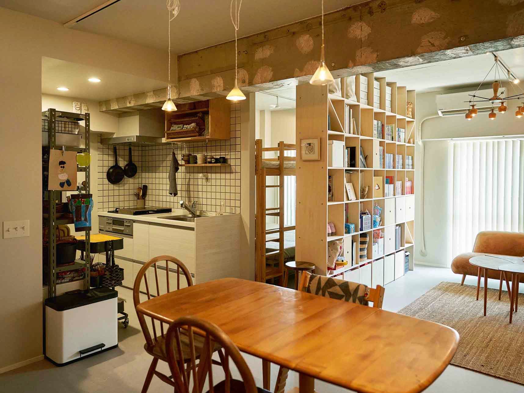 中古マンションのリノベーション後のダイニングから見たキッチンとリビング