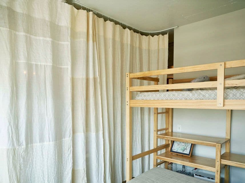 中古マンションのリノベーション後の寝室のカーテン