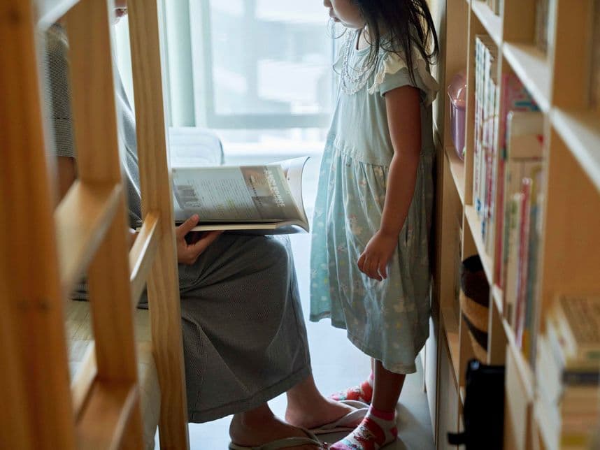 中古マンションのリノベーション後の寝室にいる親子