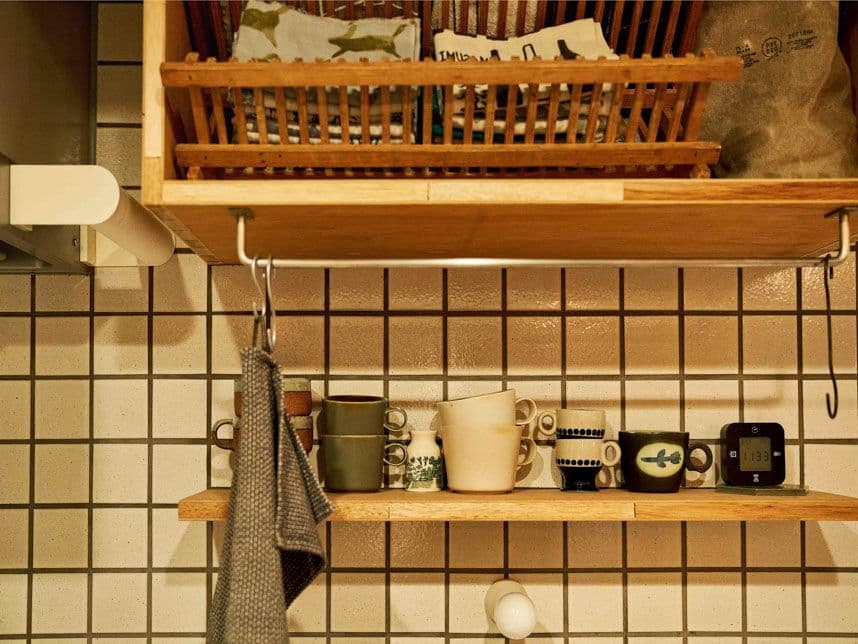 中古マンションのリノベーション後のキッチンの吊り戸棚と食器