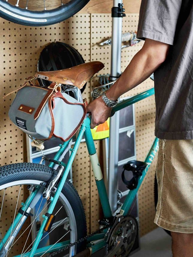 中古マンションのリノベーション後の玄関の自転車