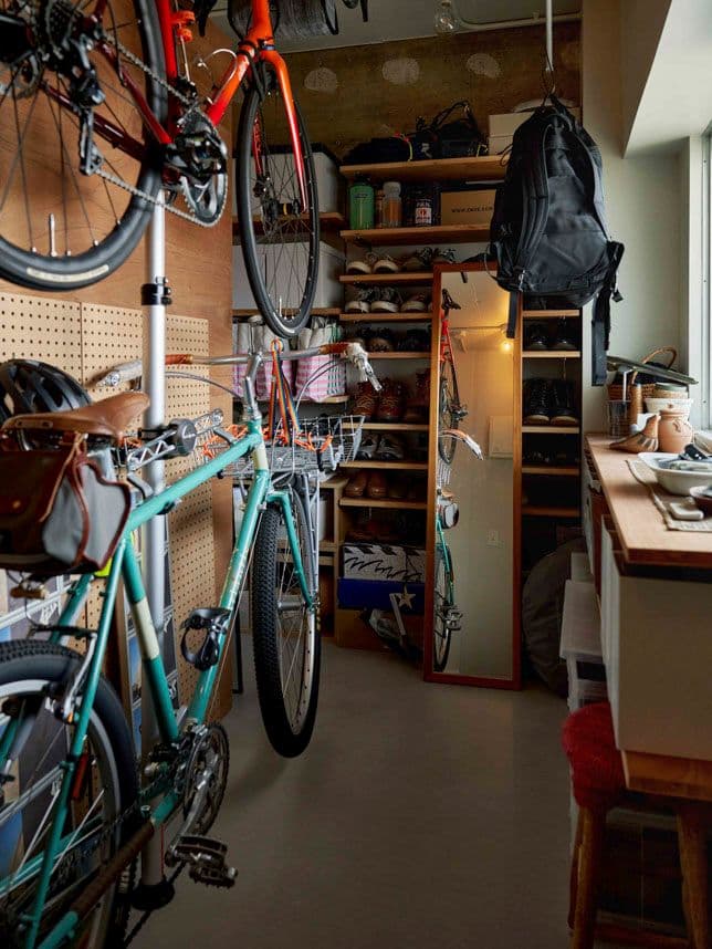 中古マンションのリノベーション後の玄関から見た収納