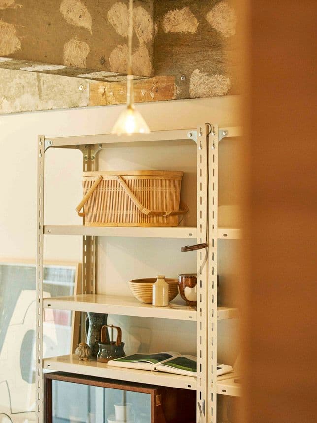 中古マンションのリノベーション後のダイニングの棚と照明