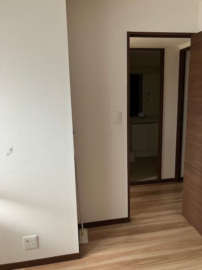 中古マンションのリノベーション前の洋室の入り口