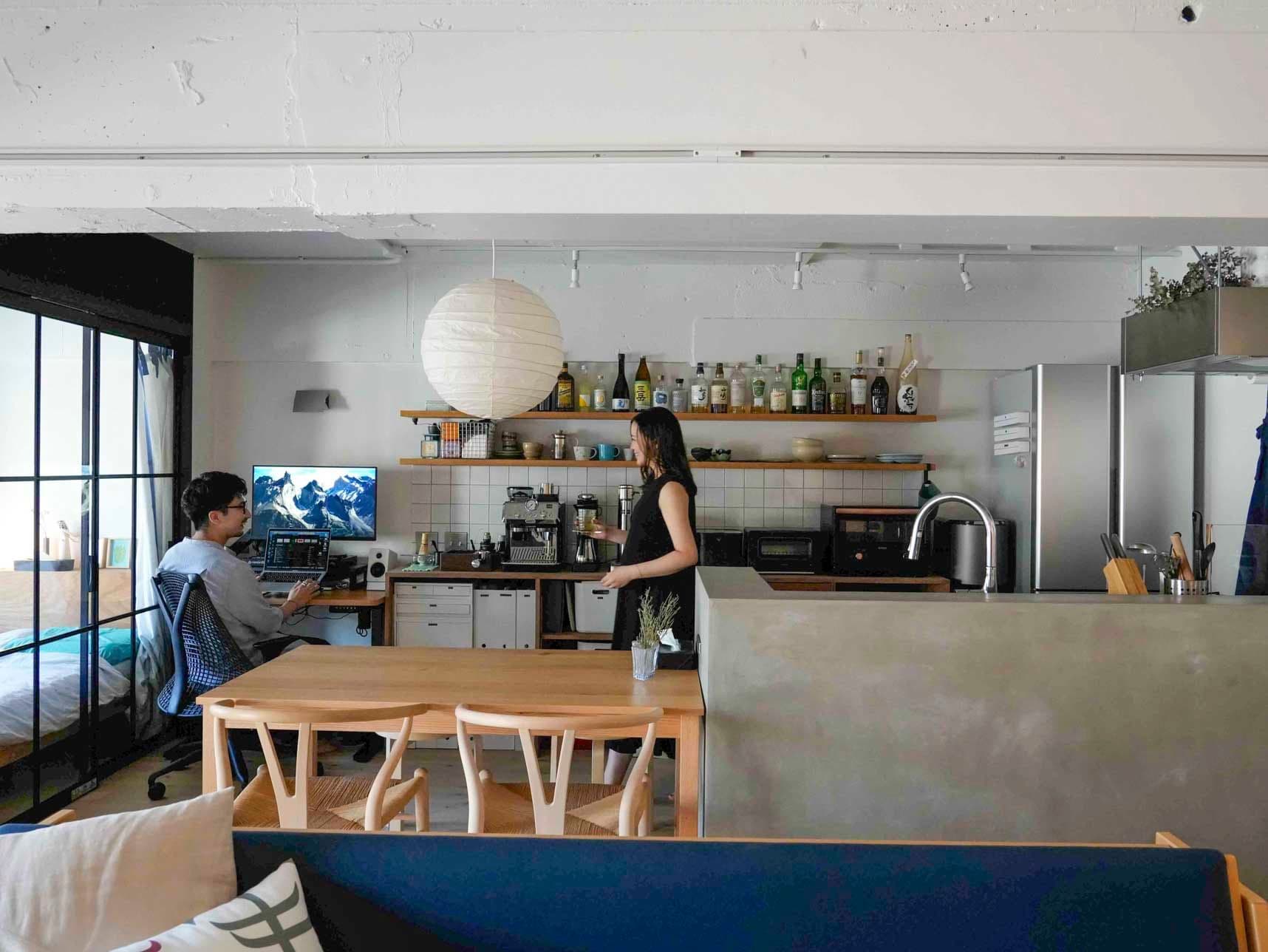 中古マンションのリノベーション後のダイニングキッチンにいる施主