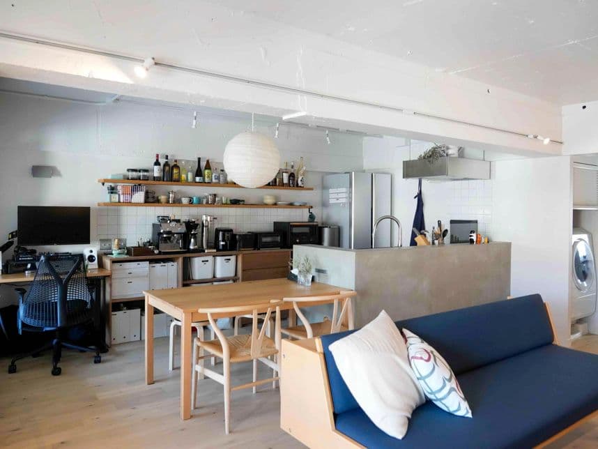 中古マンションのリノベーション後のリビングから見たダイニングキッチン