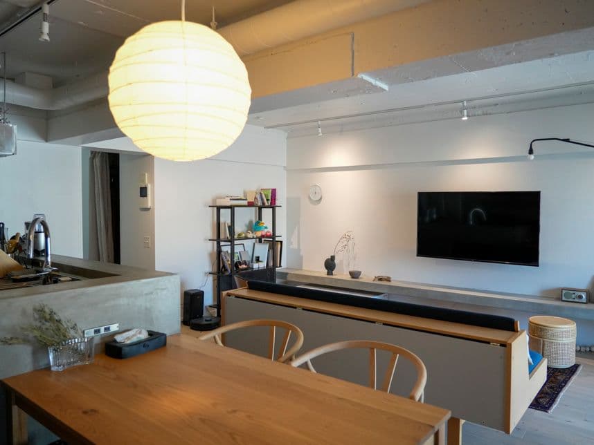 中古マンションのリノベーション後のダイニングから見たリビング