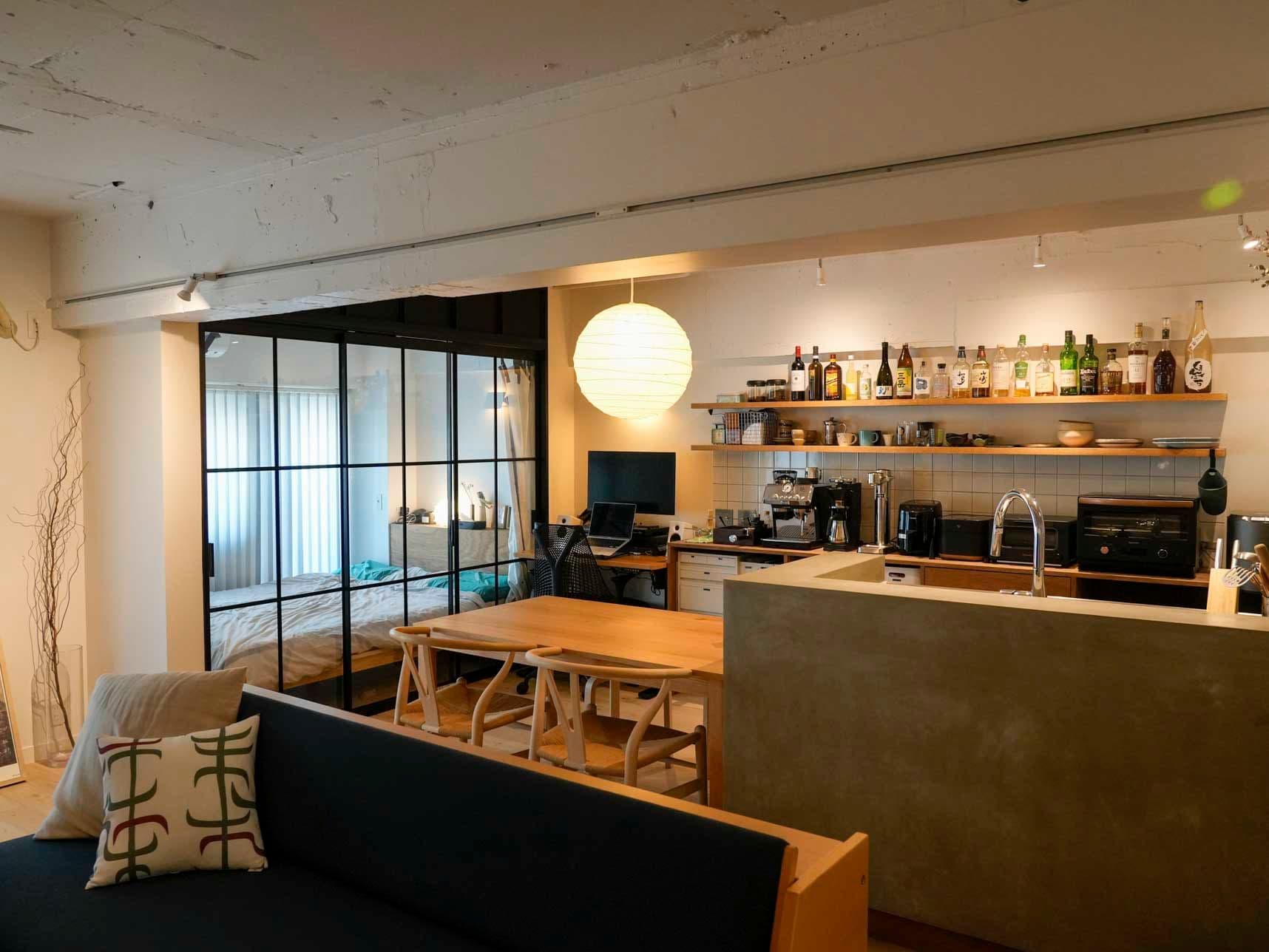 中古マンションのリノベーション後のリビングから見たダイニングと寝室