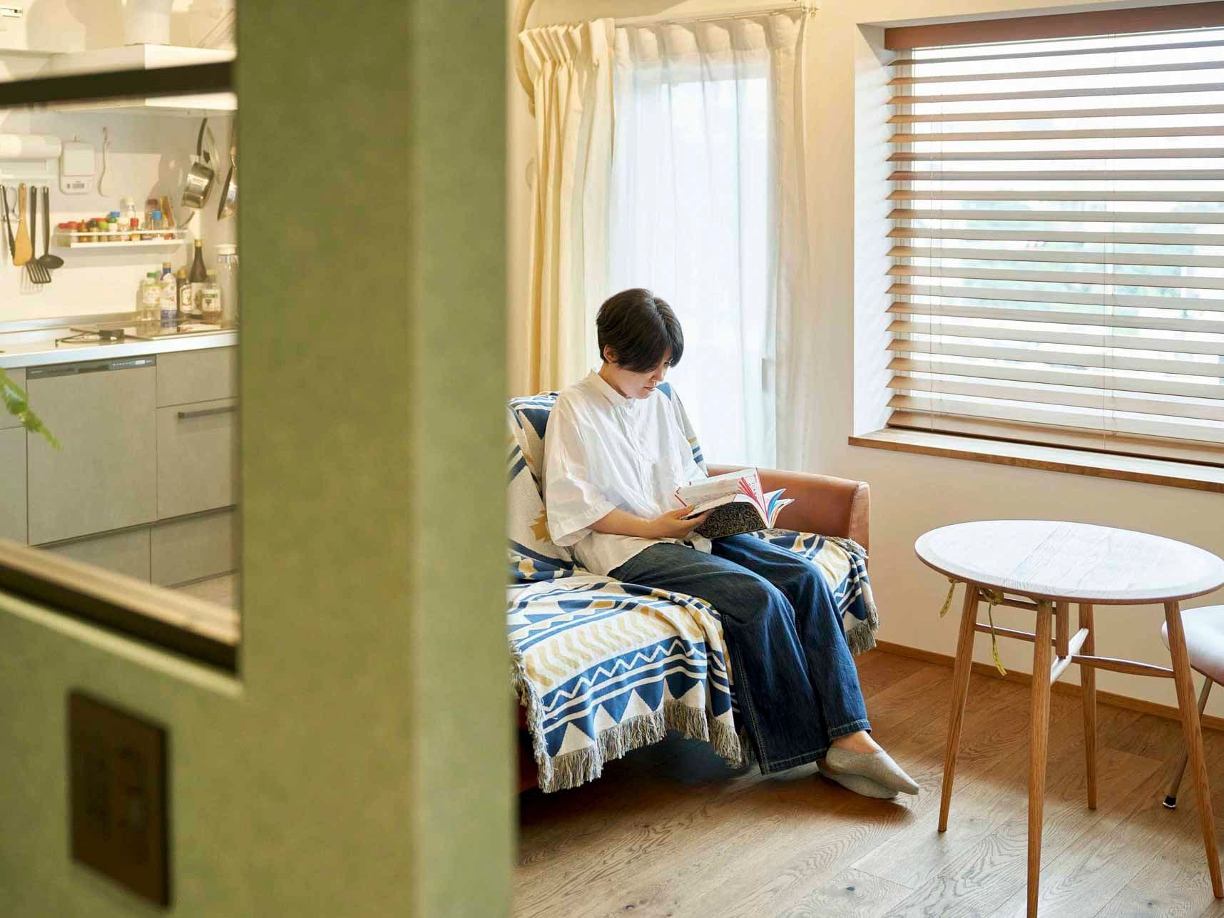 中古マンションのリノベーション後の廊下から見たリビング