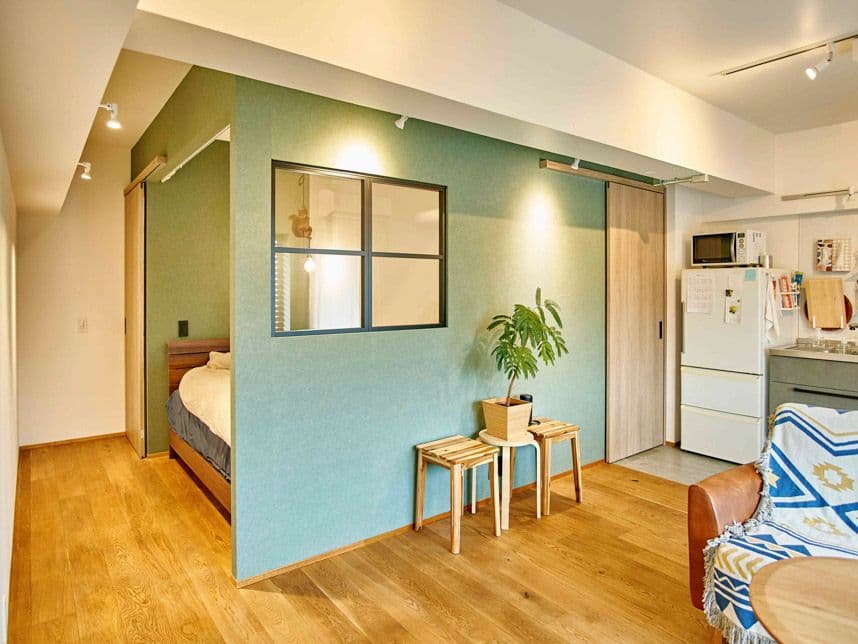 中古マンションのリノベーション後のリビングから見たベッドスペースとサニタリー