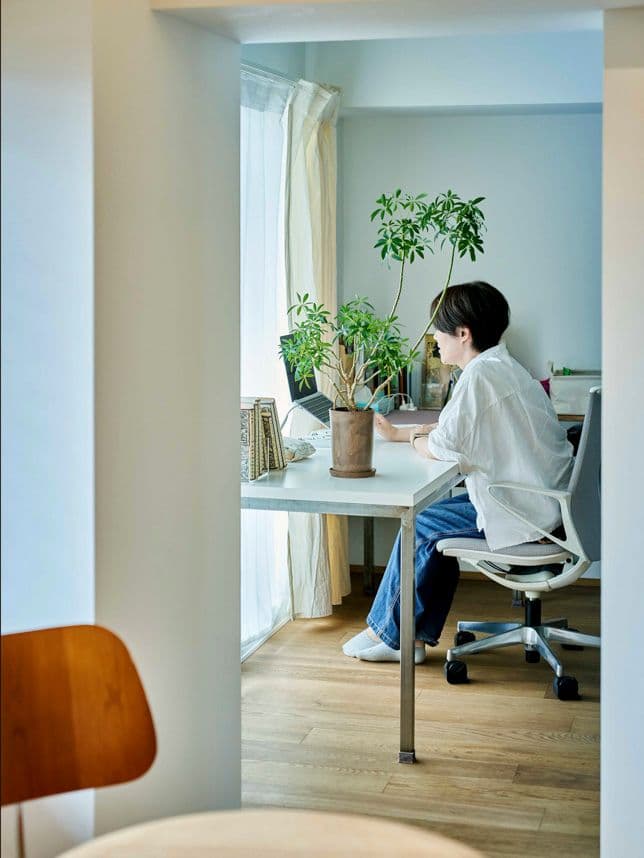 中古マンションのリノベーション後の書斎にいる女性