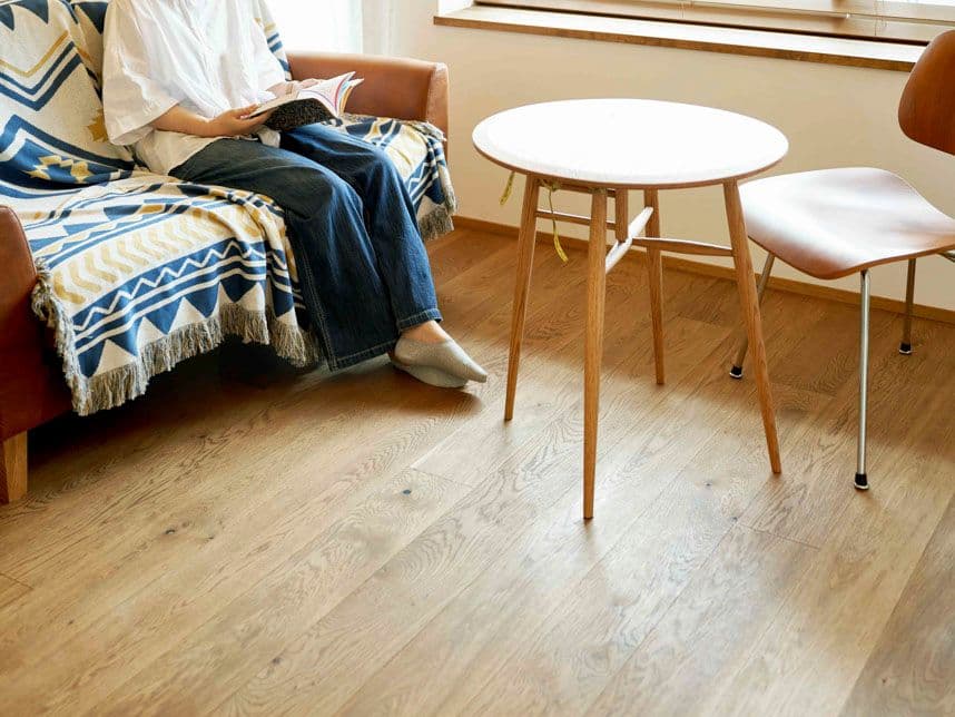 中古マンションのリノベーション後のリビングにいる女性