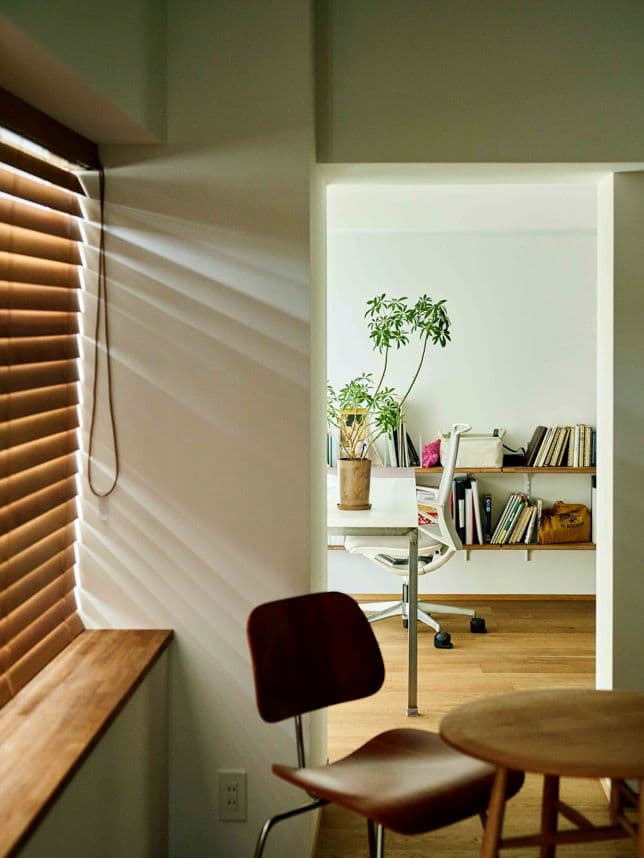 中古マンションのリノベーション後のリビングから見た書斎