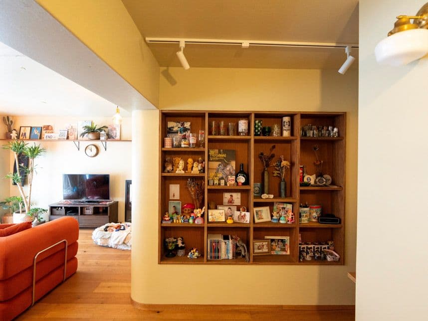 中古マンションのリノベーション後のリビングのディスプレイ棚