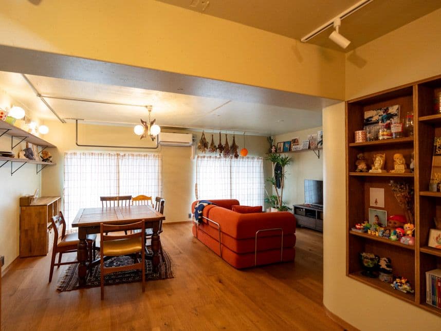 中古マンションのリノベーション後のキッチンから見たリビングダイニング