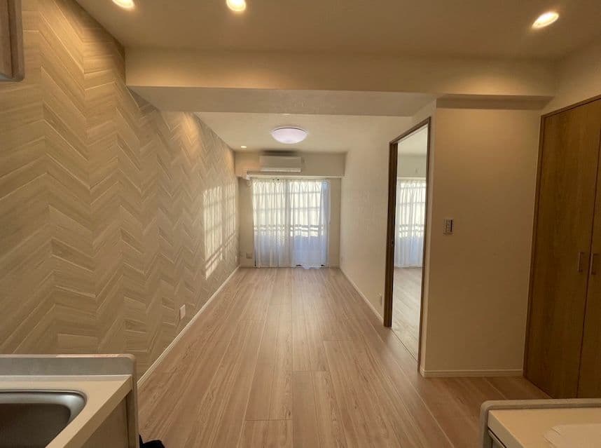 中古マンションのリノベーション前のキッチンから見たリビング