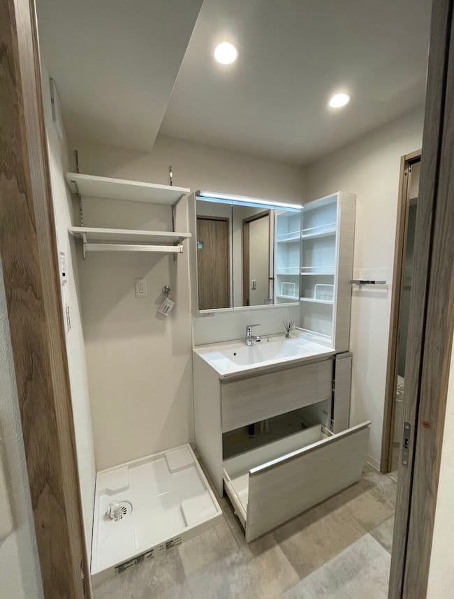 中古マンションのリノベーション前の洗面台