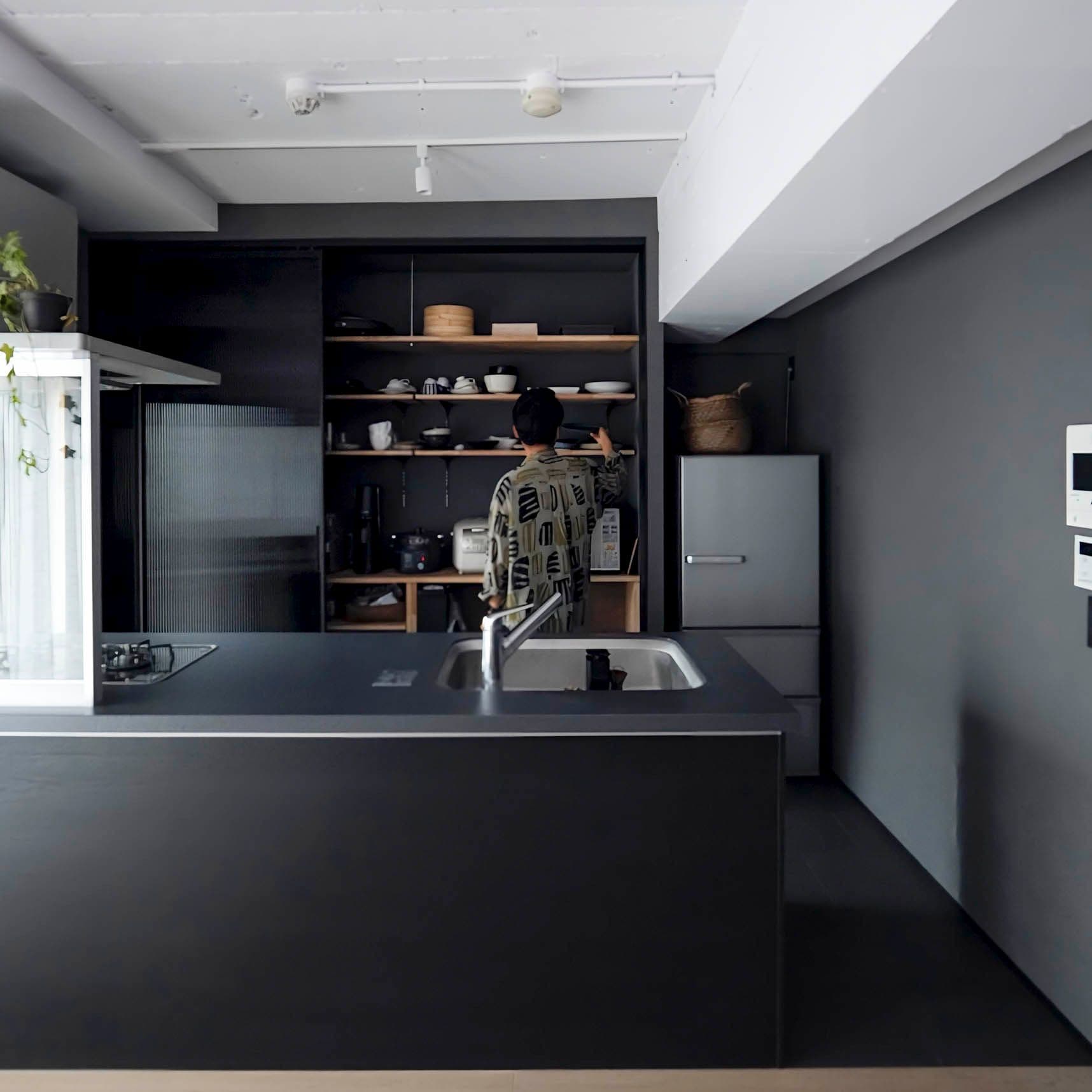 中古マンションのリノベーション後のキッチンに立つ男性