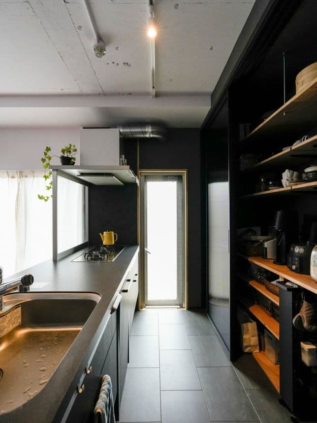 中古マンションのリノベーション後のキッチンの通路