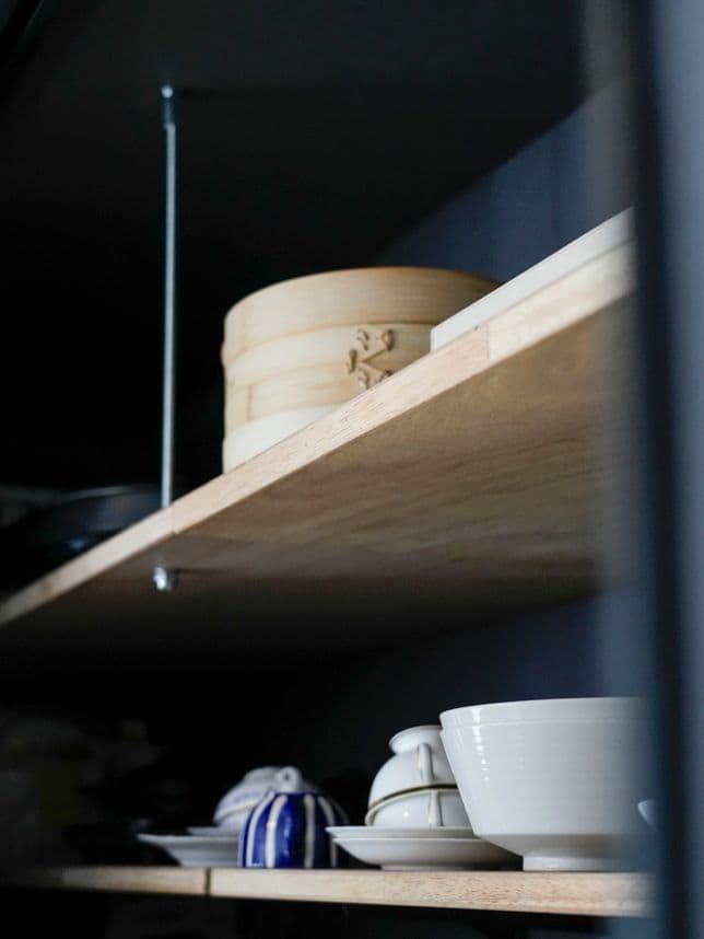 中古マンションのリノベーション後のキッチンの収納棚